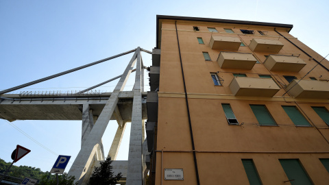 Vista del puente que se derrumbó este martes en Génova (Italia), junto a los edificios de la zona, que han sido desalojados. REUTERS/Massimo Pinca