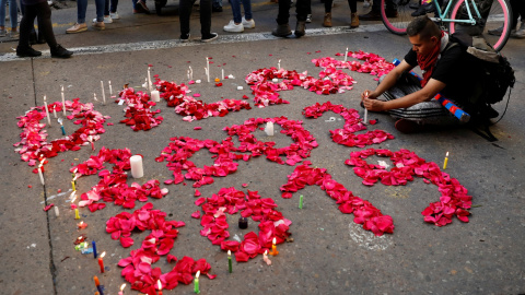 26/11/2019- Un hombre pone velas en honor a Dilan Cruz, el estudiante asesinado durante una manifestación en Colombia por los cuerpos antidisturbios. REUTERS / Carlos Jasso