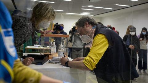 Un cartero de Correos llega al Colegio La Inmaculada-Marillac para depositar votos por correo, a 4 de mayo de 2021, en Madrid.