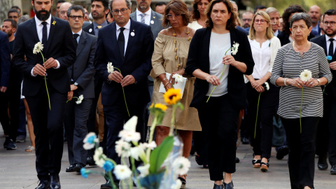 De izquierda a derecha, el presidente del Parlament, Roger Torrent, el de la Generalitat, Quim Torra, la alcaldesa de Barcelona, Ada Colau, y la delegada del Gobierno en Catalunya, Teresa Cunillera, en la ofrenda floral en Las Ramblas de Barcelona, en rec