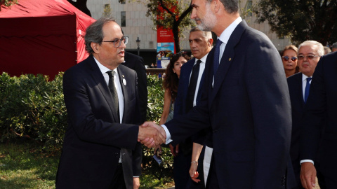 El rey Felipe VI saluda al presidente de la Generalitat, Quim Torra, a su llegada a la plaza de Catalunya para presidir los actos de homenaje a las víctimas en el primer aniversario de los atentados del 17 de agosto en Barcelona y Cambrils. EFE/Casa de S