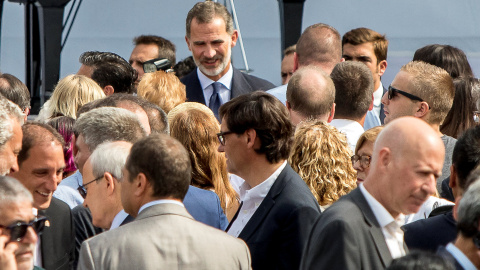 El rey Felipe VI tras el acto 'Barcelona Ciudad de Paz', celebrado en la Plaza de Catalunya, en conmemoración del primer aniversario de los atentados en Las Ramblas de Barcelona y en Cambrils. REUTERS/Albert Salame