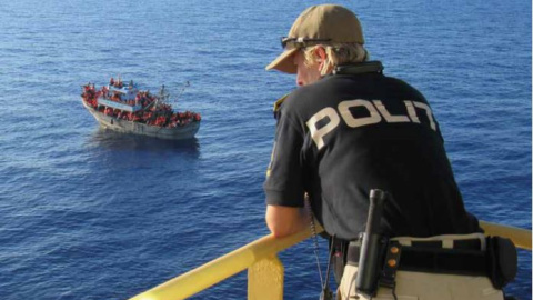 Vigilància de barco ple de migrants. Centre Delàs