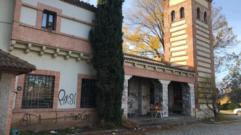 Uno de los pabellones ofrecidos en el Casa de Campo para albergar temporalmente a refugiados sin recursos en Madrid.