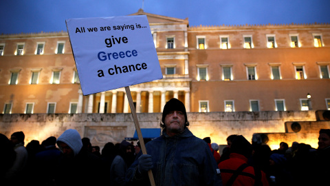 Un griego participa en una protesta frente al parlamento en Atenas, en una imagen de archivo / REUTERS - YANNIS BEHRAKIS