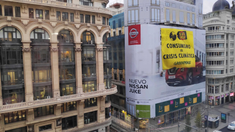 Tifo de Greenpeace en Gran Vía./ Público