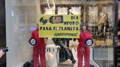 Activistas de la ONG 'Greenpeace' en una tienda de Gran Vía. / Borja Fernández