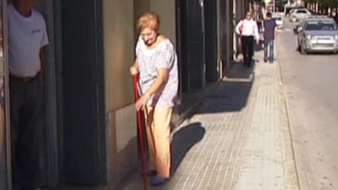 Vecinos de Esparreguera limpian calles para ahorrar