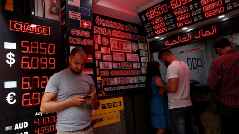 Varias personas en una oficina de cambio de moneda en Estambul. REUTERS/Murad Sezer