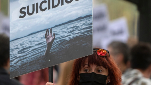 (11/9/2021) Una mujer sostiene una pancarta donde se lee "Stop Suicidios", durante una manifestación por un Plan Nacional de Prevención del Suicidio en septiembre de 2021. (Archivo).