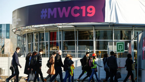 Operarios y participantes del Mobile World Congress 2019 ultiman los preparativos finales del Congreso que dará inicio el próximo lunes en el recinto de la Fira de Barcelona. EFE/Enric Fontcuberta