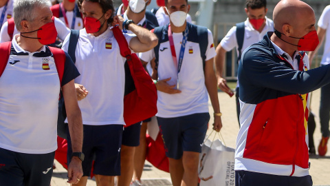 El máximo responsable del Comité Olímpico Español Alejandro Blanco (1i); el presidente de la Real Federación Española de Fútbol (RFEF), Luis Rubiales (2d), y el seleccionador español olímpico, Luis de la Fuente (1d), acompañados de la selección