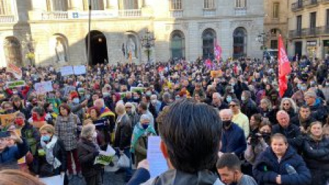 Centenars de persones es manifesten en defensa de la immersió en català a l'escola