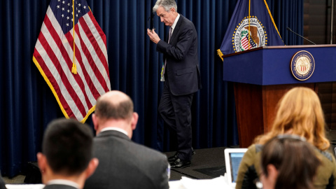 El presidente de la Reserva Federal, Jerome Powell, tras la rueda de prensa para informar de las decisiones en la reunión del Comité de Mercado Abierto de la institución, en Washington. REUTERS/Joshua Roberts