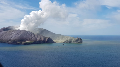 Imagen del volcán Whakaari en erupción. EUROPA PRESS