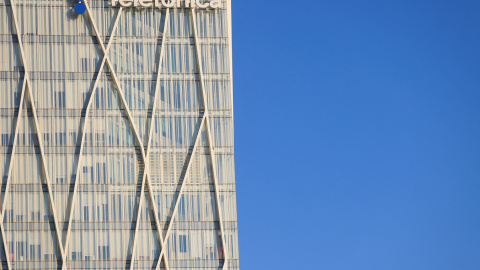 El logo de Telefónica en lo alto de su sede en Barcelona. REUTERS/Nacho Doce