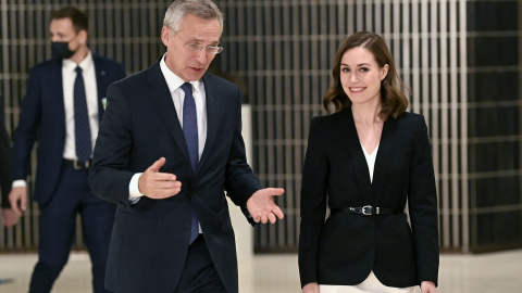 El Secretario General de la OTAN, Jens Stoltenberg (L), y la Primera Ministra finlandesa, Sanna Marin, visitan el Consejo del Atlántico Norte (NAC) en Helsinki.