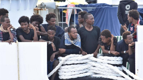 Migrantes a bordo del Diciotti continúan a la espera para desembarcar en el puerto de Catania. - EFE