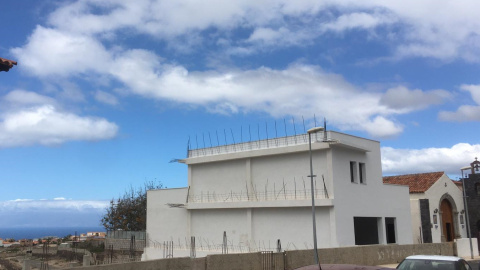 Edificio de apartamentos turísticos recién construido en una parcela del alcalde y de su mujer, al lado de su residencia.