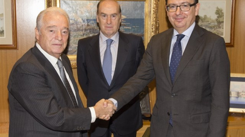 Carlos Martínez Echevarría (i.) y Florencio Lasaga (c.), en una imagen de diciembre 2016, con el entonces vicepresidente del BEI, Ramón Escolano, tras la firma de un préstamo de 116 millones para El Corte Inglés para potenciar la venta 'on line'. E.P