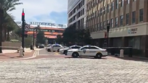 Varios coches de Policía en las inmediaciones del centro comercial donde se ha producido el tiroteo.