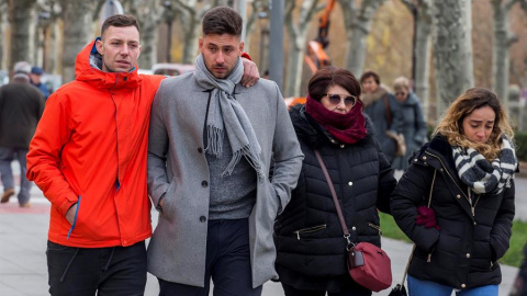 Víctor Rodríguez (2i), uno de los tres exjugadores de la Arandina que han sido condenado a 38 años de cárcel por agresión sexual, acompañado por un familiar y por sus abogados a su llegada a la audiencia provincial de Burgos donde se celebrara una v