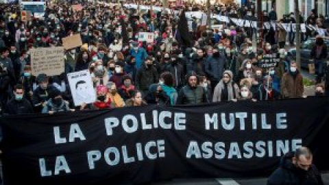 Policía y manifestantes se enfrentan en París durante una concentración contra la nueva ley de seguridad