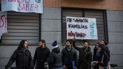 Afectados por el desahucio de la Sareb y activistas se concentran en la puerta de los pisos de la calle María Guerrero de Madrid.- JAIRO VARGAS