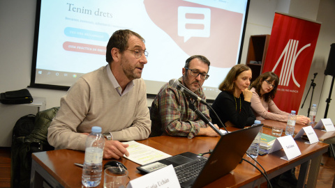 El secretari d'Acció Cultural del País Valencià (ACPV), Toni Gisbert, i el delegat d'ACPV, Xavier Delgado, durant la presentació de la campanya 'Tenim Drets'. ACPV