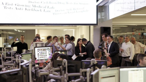 Editores y periodistas del Wall Street Journal brindan en la sala de redacción. EFE