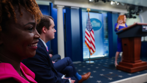 La secretaria de prensa entrante de la Casa Blanca, Karine Jean-Pierre (izq.), mira a Jen Psaki (der.) realiza su última sesión informativa como secretaria de prensa de la Casa Blanca en la Casa Blanca en Washington, DC, UU., a 13 de mayo de 2022.