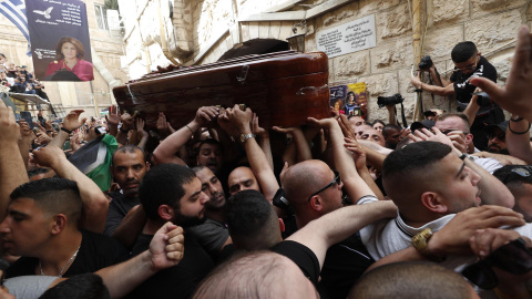 El ataúd de la periodista palestina asesinada Shireen Abu Akleh durante una procesión antes de su funeral en la Ciudad Vieja de Jerusalén, el 13 de mayo de 2022.