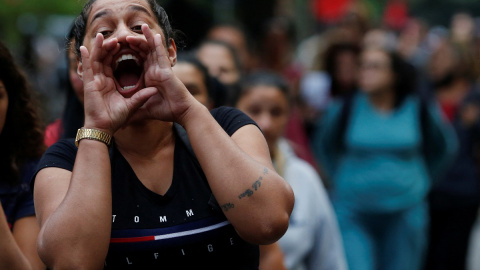 14/05/2022 Una persona se manifiesta contra el hambre que sufren las personas negras en el día en que se conmemora la abolición de la esclavitud, en Sao Paulo (Brasil)