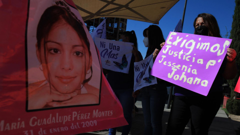 Madres y familiares de desaparecidos protestan hoy, frente a las instalaciones del Hospital Estatal de la Mujer, en Ciudad Juárez, estado de Chihuahua (México