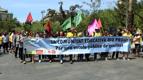 La capçalera de la marxa amb la pancarta 'La comunitat educativa diu prou!'.