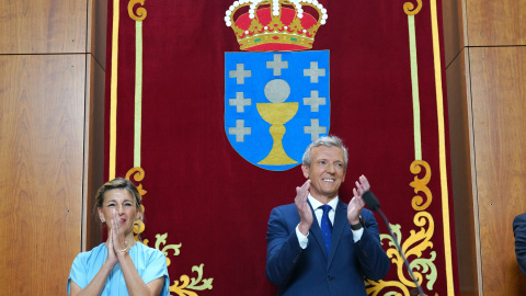 El nuevo presidente de la Xunta de Galicia, Alfonso Rueda, junto a la vicepresidenta Segunda del Gobierno y Ministra de Trabajo y Economía Social, Yolanda Díaz, en su toma posesión como presidente, en el Parlamento de Galicia