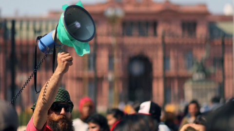 Un hombre sostiene un altavoz durante una manifestacion frente a la Casa Rosada (la sede de la Presidencia de Argentina), en Buenos Aires, contra la política de Mauricio Macri. REUTERS/Marcos Brindicci