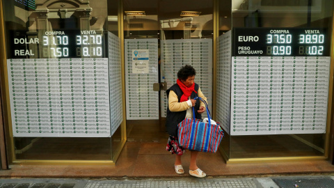 Una mujer sale de una oficina de cambio de moneda en el distrito financiero de Buenos Aires. REUTERS/Marcos Brindicci