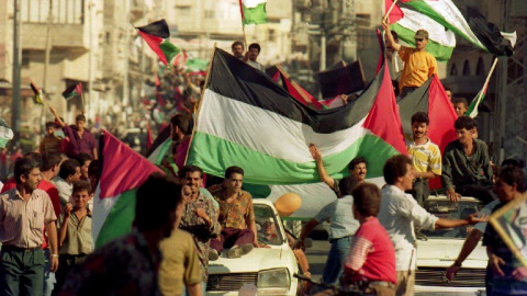 Los palestinos celebran en las calles de Gaza la firma del acuerdo de paz entre la OLP e Israel. AFP/Eric Feferberg