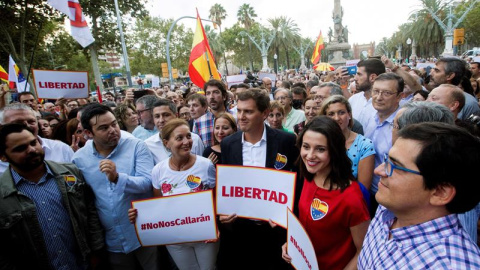 El presidente de Cs, Albert Rivera (3d), y la líder de esta formación en Cataluña, Inés Arrimadas (2d), junto al vicepresidente segundo de la cámara catalana, José María Espejo-Saavedra (d), el secretario de comunicación del partido, Fernando de P