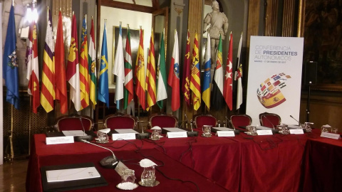 Las banderas de las CCAA en el Senado, en la sala donde se celebró la última reunión de la Conferencia de Presidentes, en enero de 2017. E.P.