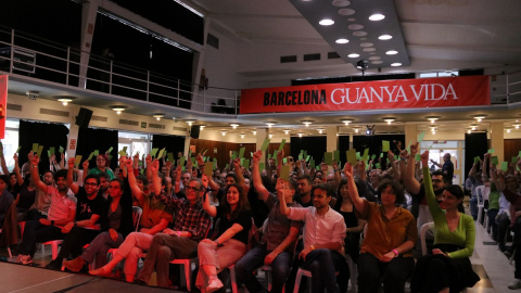 Imagen de la votación de Barcelona en Comú para elegir a Ada Colau como candidata a la alcaldía de BArcelona.