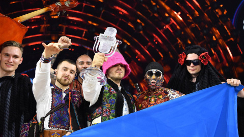 a Orquesta Kalush de Ucrania celebra en el escenario tras ganar la 66ª edición del Festival de la Canción de Eurovisión (ESC 2022) en Turín, Italia, el 14 de mayo de 2022.