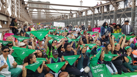 Miles de neoyorquinas cruzan el puente de Brooklyn en favor del aborto libre, el 14 de mayo de 2022