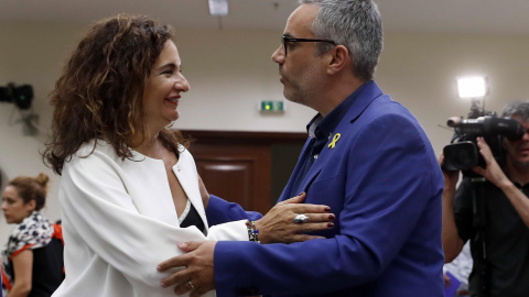 La ministra de Hacienda, María Jesús Montero, conversa con el diputado de ERC, Joan Margall, antes de su compaecencia en el Congreso. EFE/Chema Moya