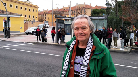 Pedro Casas, miembro de la Asociación de Vecinos de Carabanchel Alto, en una parada del bus 34 de la EMT. / H. M.