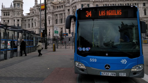 La línea de bus 34 de la EMT, que comunica la plaza de Cibeles y Carabanchel Alto. / H. M.