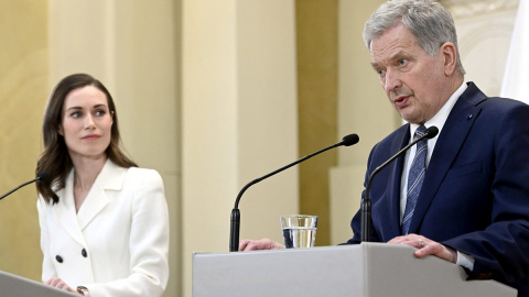 El presidente de Finlandia, Sauli Niinistö y la primera ministra, la socialdemócrata Sanna Marin en una rueda de prensa celebrada en Helsinki