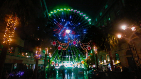 27/11/2019- Vigo inaugura una noria navideña iluminada con luces de colores. / EUROPA PRESS