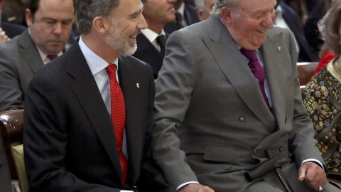 El rey Felipe y su padre, el rey Juan Carlos, momentos antes de asistir a la ceremonia de entrega de los Premios Nacionales del Deporte 2017 que ha tenido lugar hoy en el Palacio de El Pardo. Imagen de enero de 2019